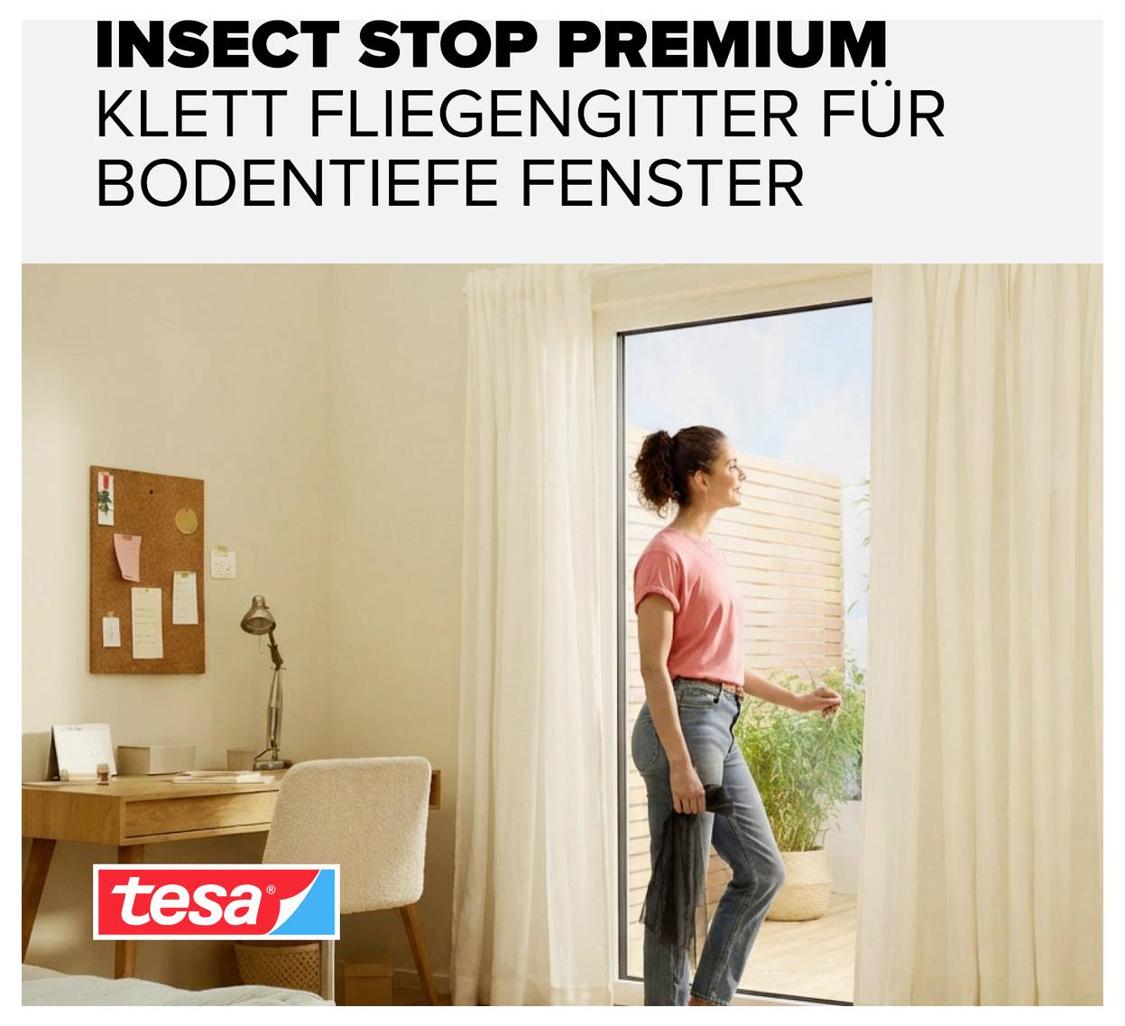 Reklamný obrázok pre 'INSECT STOP PREMIUM': Žena stojí pri okne siahajúcom až na zem s moskytiérou, produkt chráni pred hmyzom.