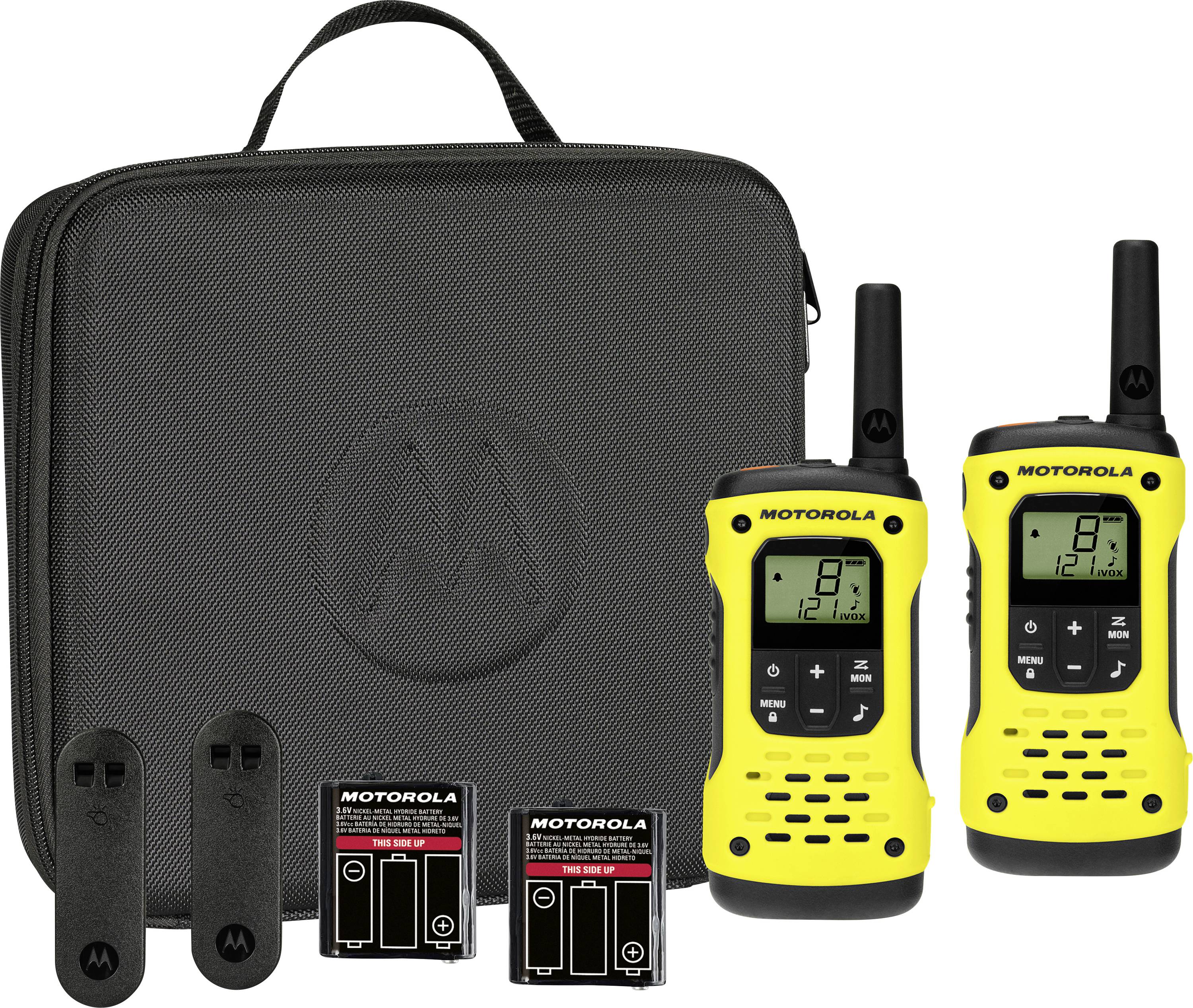Motorola sada vysielačko-prijímačov s čiernym prenosným puzdrom, dvoma žltými vysielačkami, nabíjacími dokovacími stanicami a batériami.
