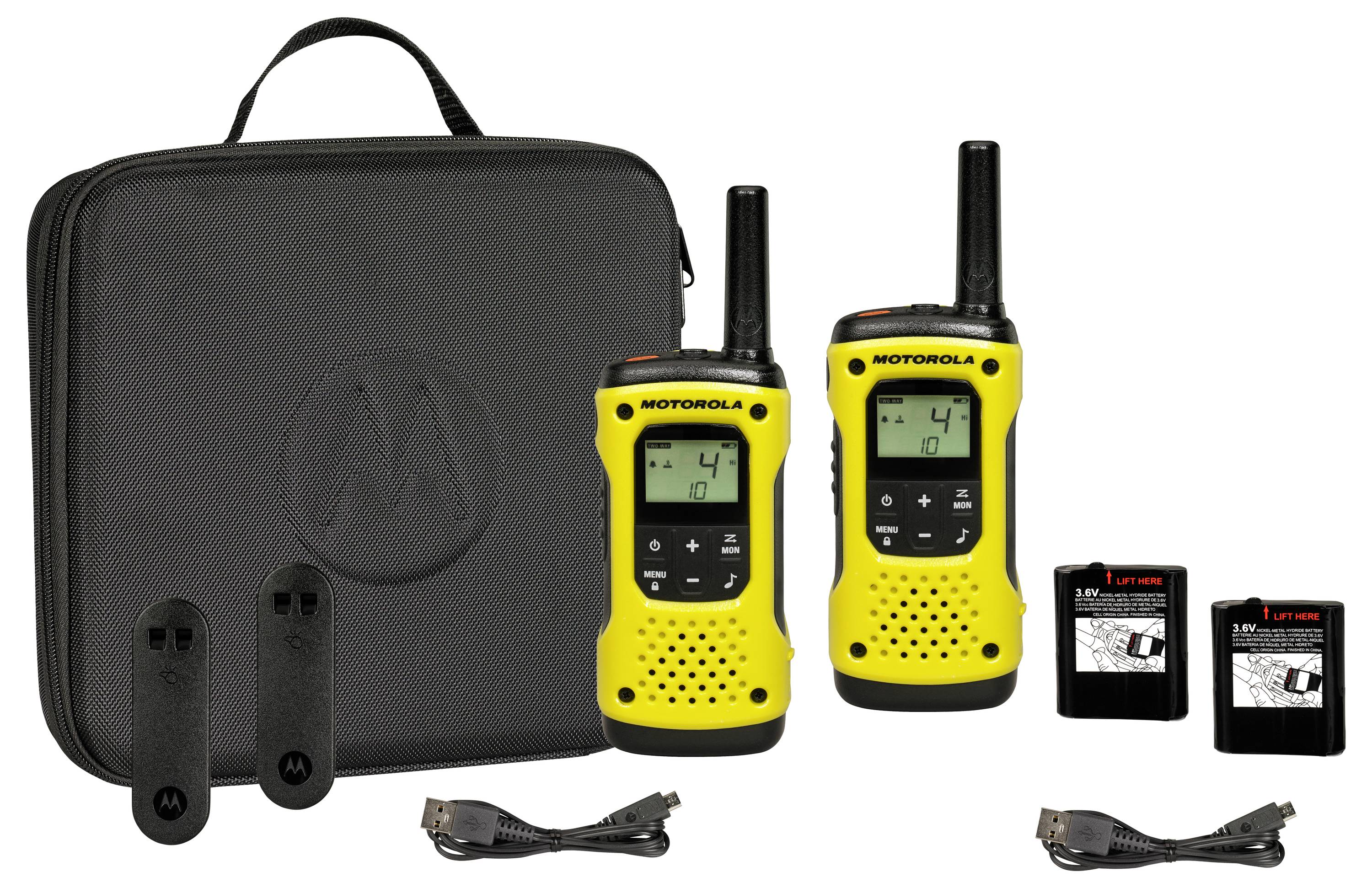 Dve žlté Motorola vysielačky, dva batériové balíčky, dva nabíjacie káble a čierny kufor na prepravu zobrazené na bielom pozadí.