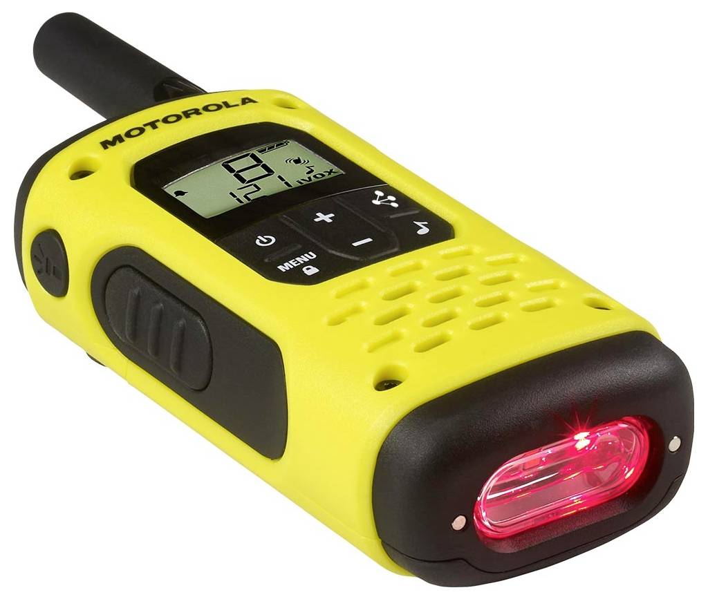 Žltá obojsmerná rádiostanica Motorola s anténou a svietiacou červenou baterkou na prednej strane, zobrazená na bielom pozadí.