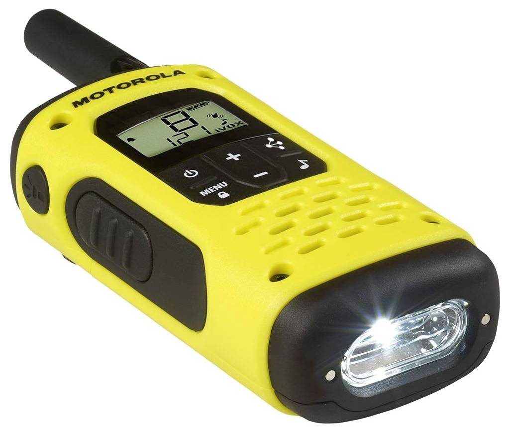 Žltá ručná obojsmerná rádiová stanica Motorola s anténou a zapnutou svietidlom na prednej strane