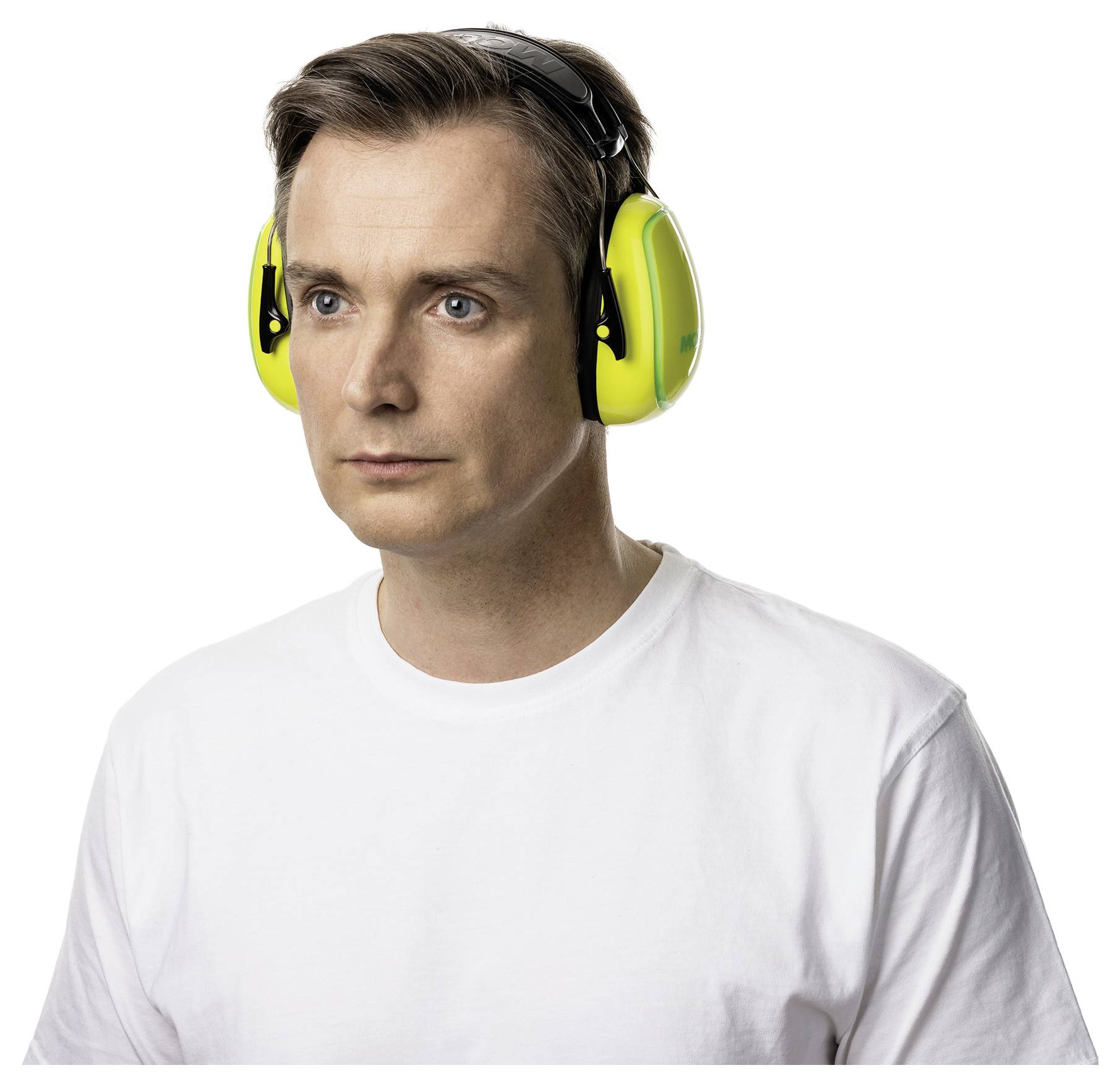 Osoba v bielej košeli nosí žlté slúchadlá s potlačením šumu, pozerá sa dopredu, na bielom pozadí.