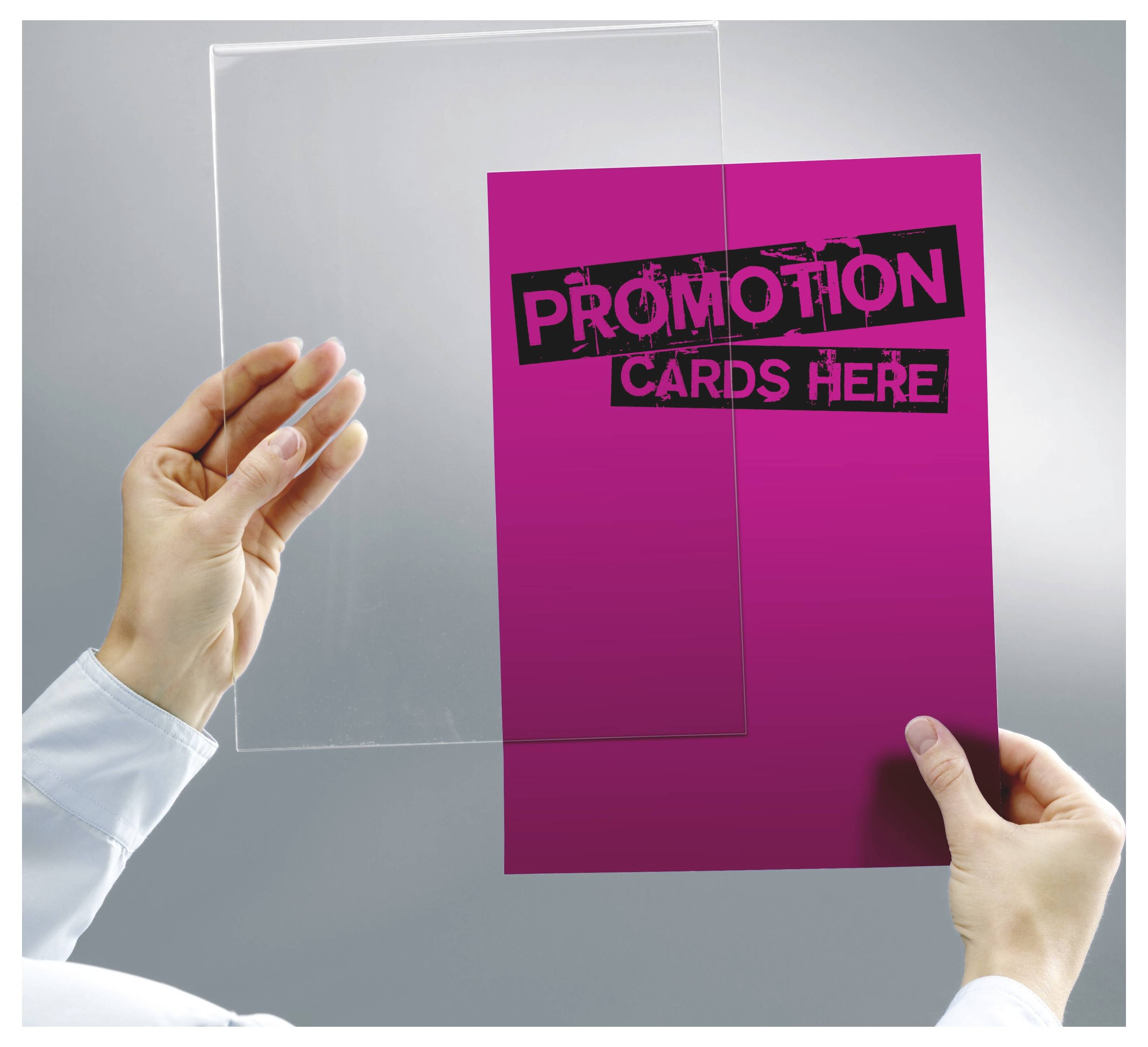 Ruky držia priehľadný obal cez purpurovú kartu označenú 'PROMOTION CARDS HERE', čo naznačuje miesto na vloženie propagačnej karty.