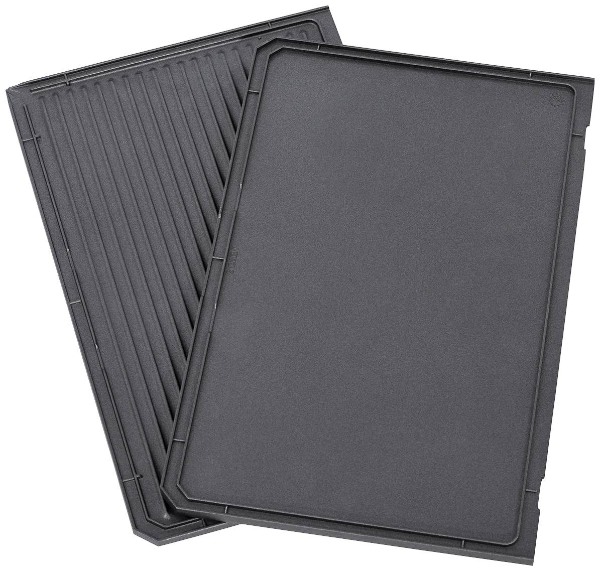 Dve čierne grilovacie platne z kovu, jedna rebrovaná a druhá hladká, ležia mierne prekryté.