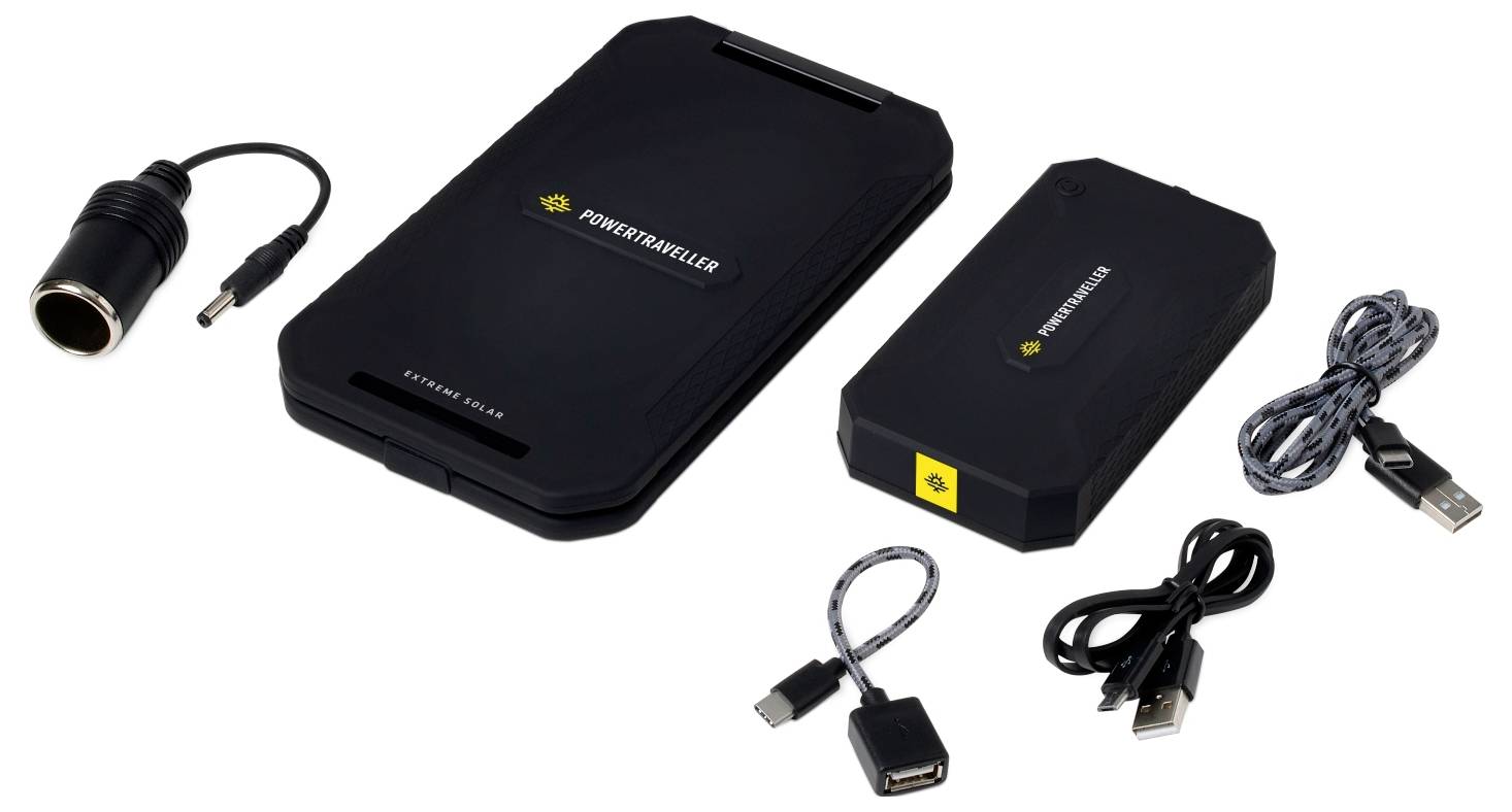 Prenosná nabíjacia súprava s dvoma čiernymi batériovými článkami, USB káblami a adaptérom do auta pre elektronické zariadenia.