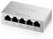 Strieborný sieťový switch s piatimi ethernetovými portami, očíslovanými od jedna do päť. Zelená LED indikácia je aktívna.