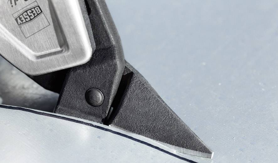 Detailný záber nástroja na rezanie, ktorý presne prechádza kovovým plechom, so zameraním na čepeľ a hladký rezný okraj.