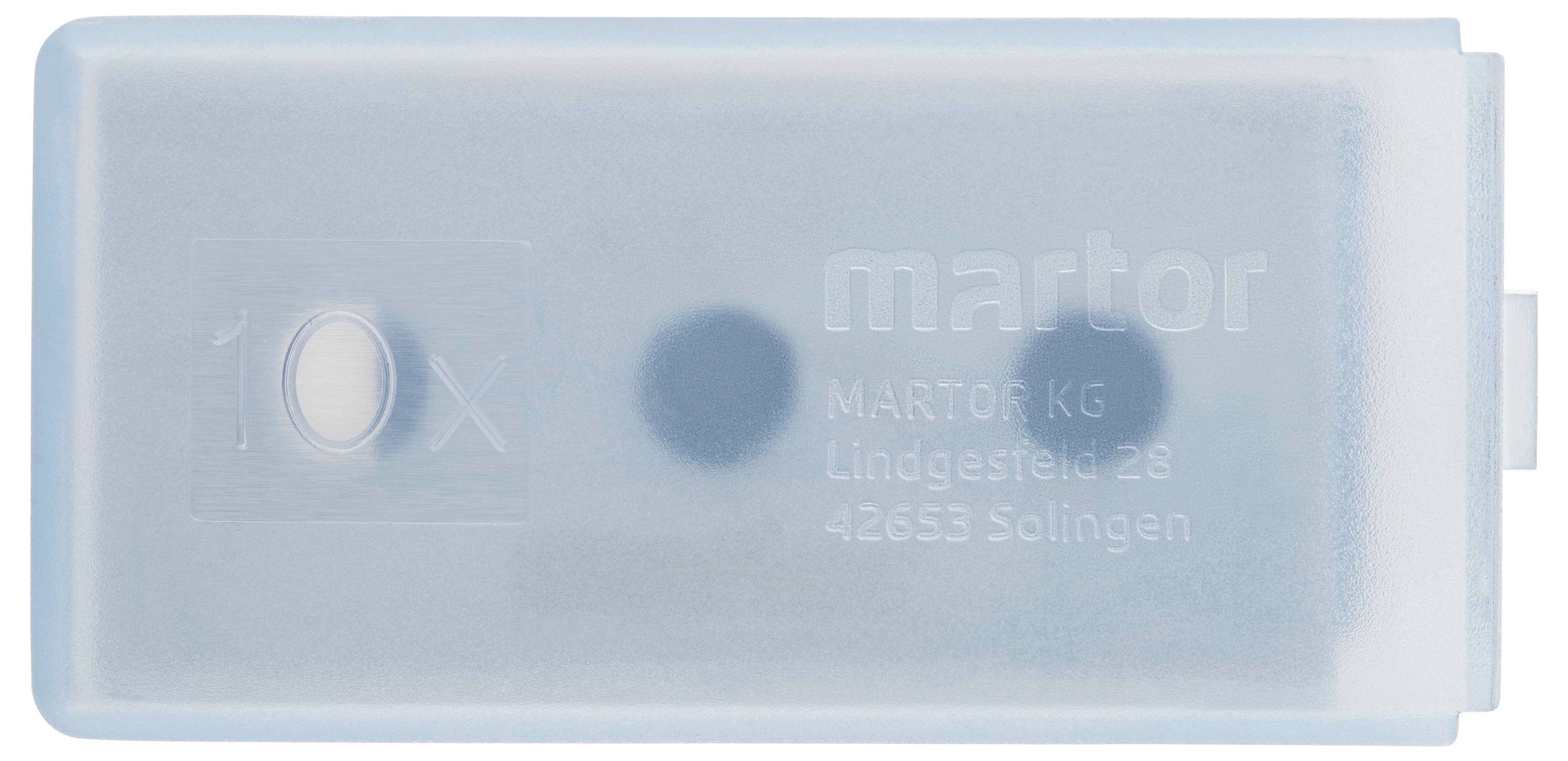 Priehľadná plastová škatuľa s nápisom 'martor', obsahuje čepele. Adresa: Lindgesfeld 28, 42653 Solingen.