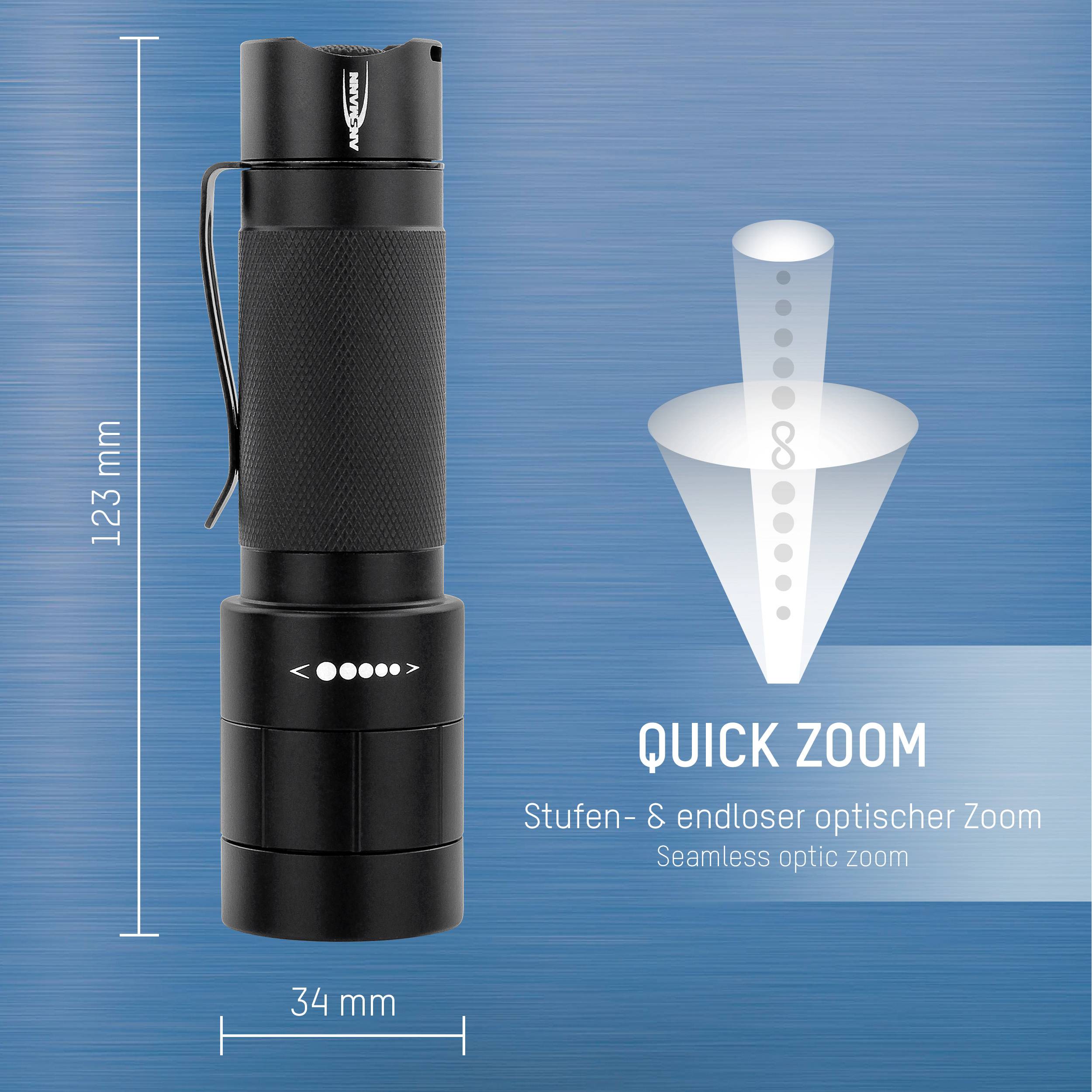 Čierna baterka s klipom a zoomovacou funkciou. Text: 'Quick Zoom'. Rozmery: 123 mm dĺžka, 34 mm priemer.