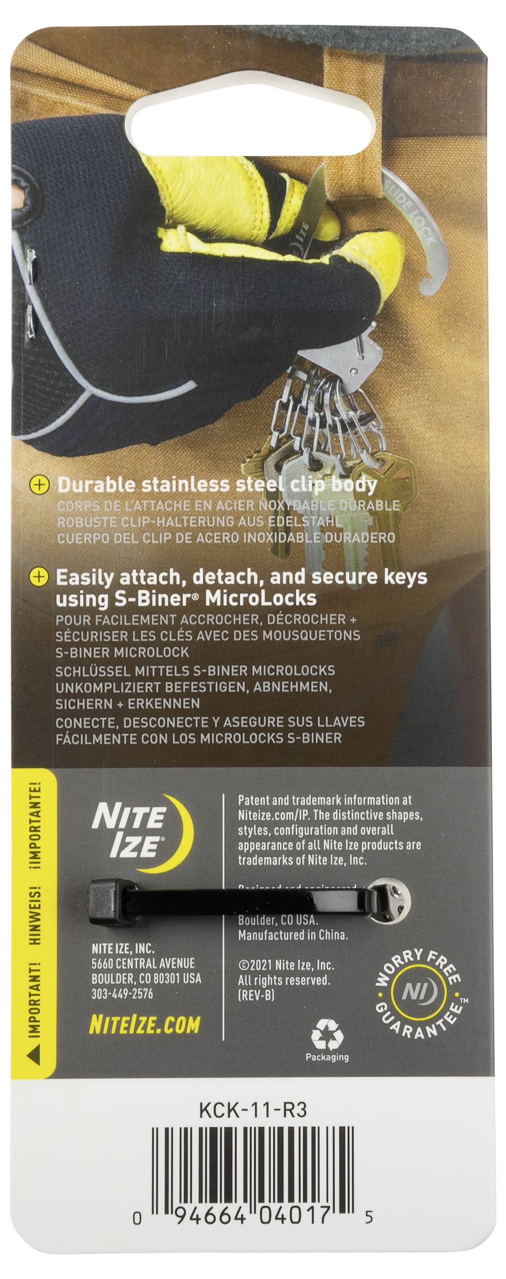 Na zadnej strane obalu sú zobrazené vlastnosti držiaka kľúčov s nerezovou sponou a S-Biner MicroLocks na zaistenie kľúčov. Značka: Nite Ize.