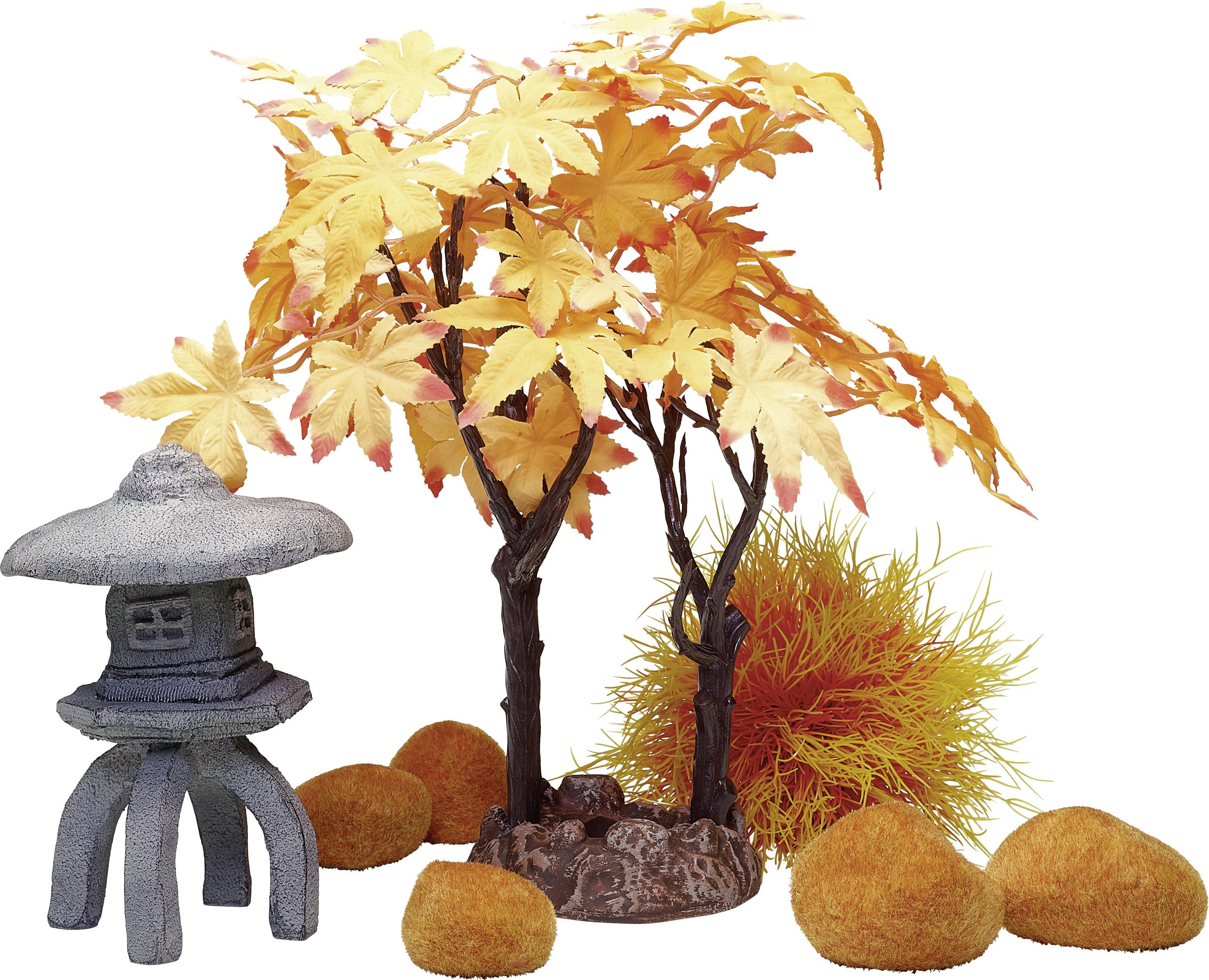 Malá japonská záhradná scéna s kamenným lampášom, javorom so žltými listami, oranžovými kríkmi a kameňmi, ktorá predstavuje pokoj a ticho.