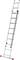 Dlhý strieborný výsuvný rebrík s červenými gumenými podperami na koncoch. Je úplne vysunutý a stojí v šikmom uhle smerom nahor.