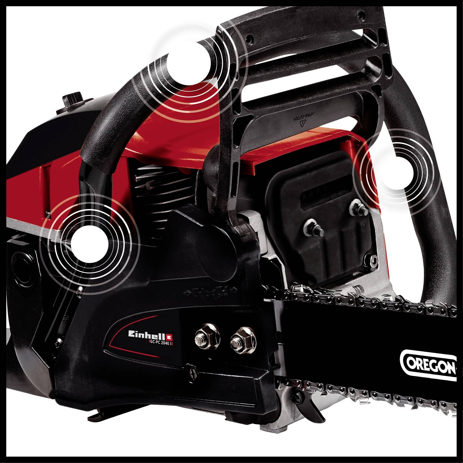 Červená a čierna motorová píla s čiernou rukoväťou a pílovou reťazou so špicatými zubami. Značka 'Oregon' je viditeľná na reťazi.
