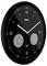 Čierne nástenné hodiny s bielymi ručičkami a číslami, zobrazujúce čas 10:10. Majú dva ďalšie menšie ciferníky na zobrazenie dňa a teploty.