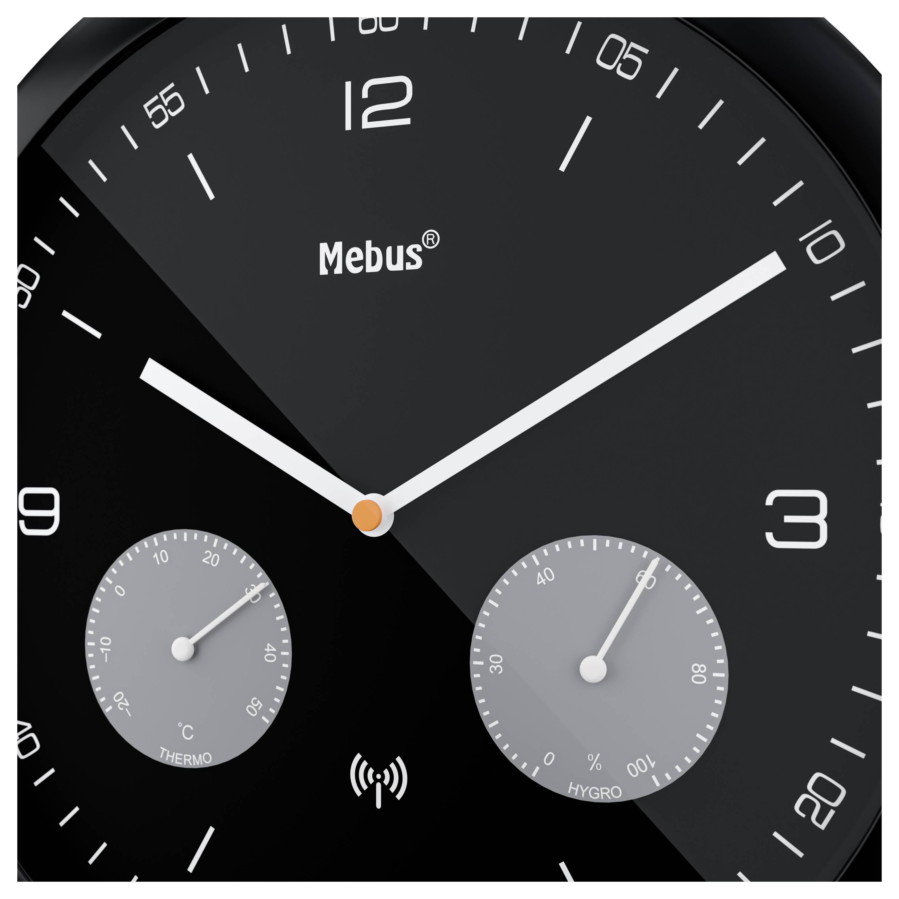 Čierne nástenné hodiny s bielymi hodinovými a minútovými ručičkami a malým teplomerom a vlhkomerom zapusteným v spodnej časti.