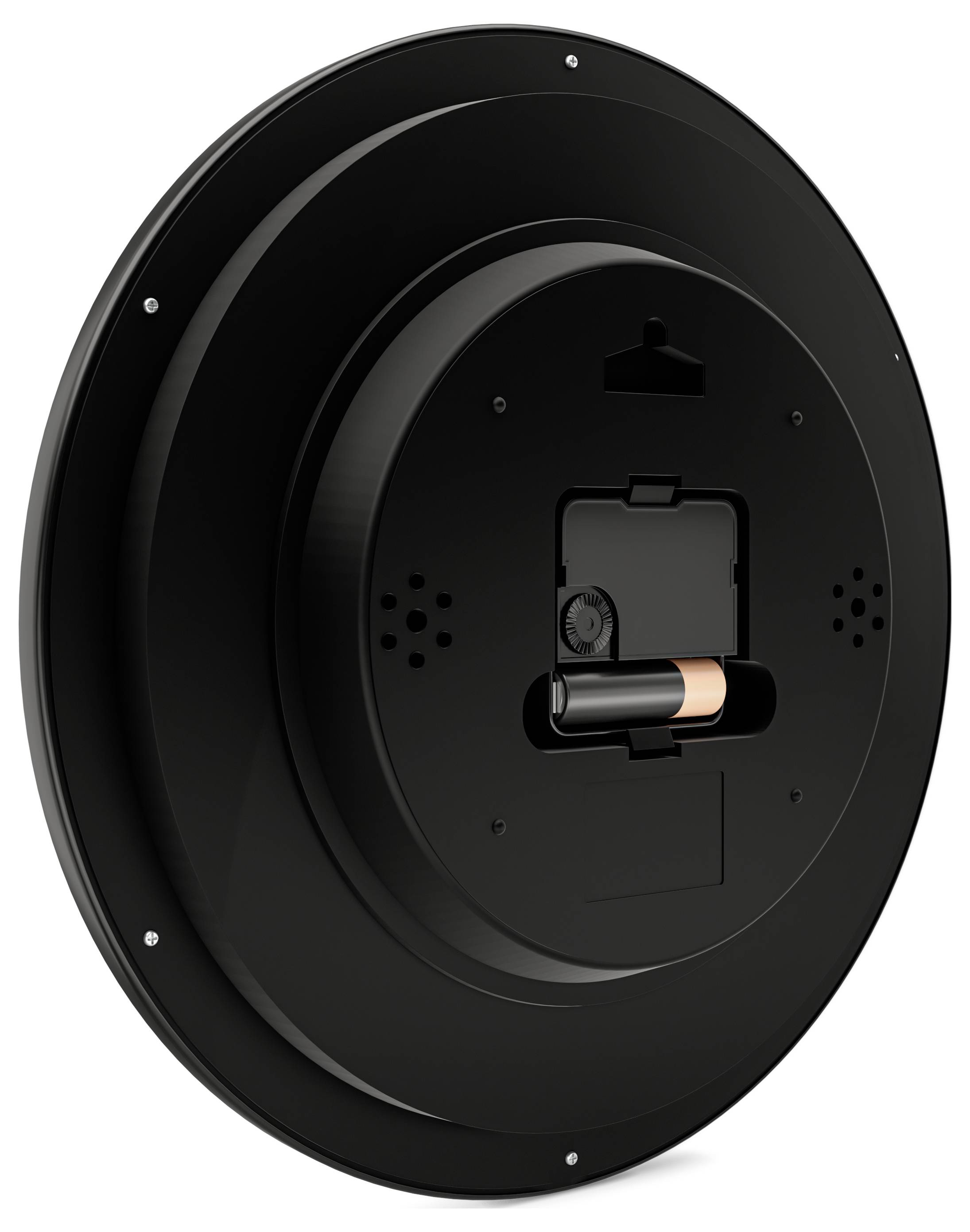 Okrúhle čierne nástenné hodiny pozorované zozadu s viditeľným priestorom pre batériu s nainštalovanou batériou.