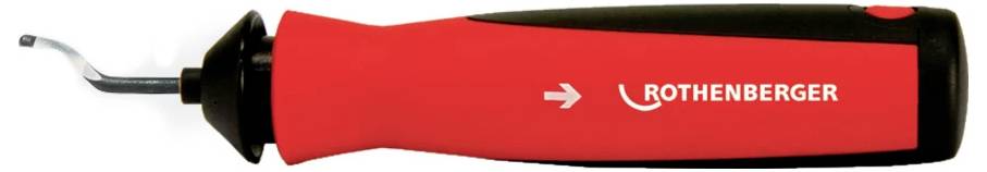 Červený odihlovací nástroj Rothenberger s zakrivlenou kovovou čepeľou, ktorý sa používa na zahladenie hrán rezaných rúr alebo kovových dielov.