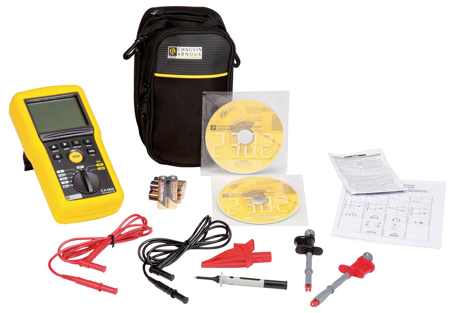 Multimeter-set so žltým digitálnym multimetrom, dvoma CD-čkami, batériami, meracími vodičmi, krokosvorkami a návodom vedľa čiernej tašky.