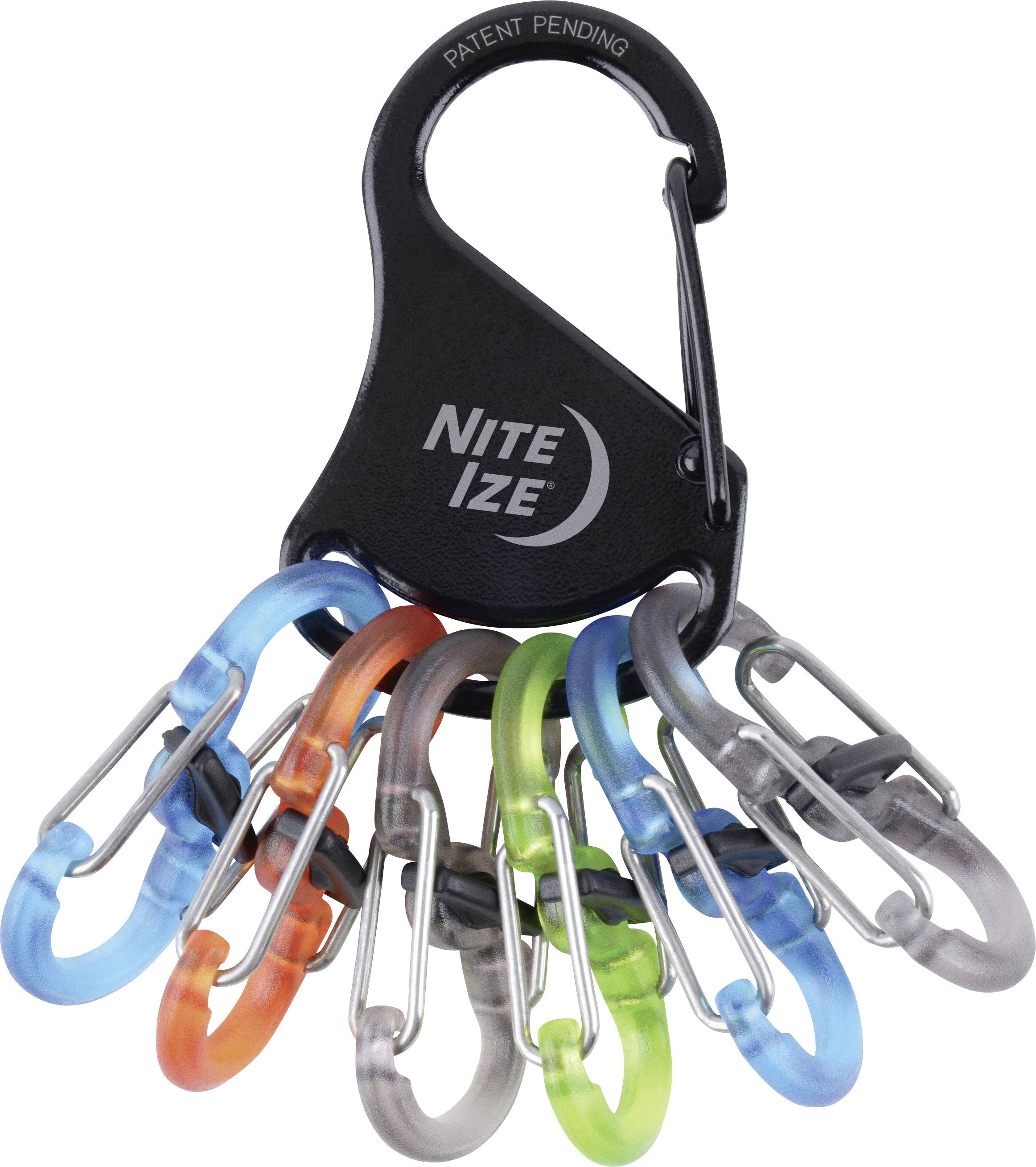 Čierny klip s piatimi pripevnenými farebnými plastovými karabínkami: modrou, oranžovou, sivou, zelenou a priesvitnou, označený nápisom "Nite Ize Patent Pending".