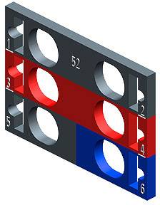 Technický výkres súčiastky so šiestimi očíslovanými otvormi, rozdelený na červené a modré segmenty. Číslovanie od 1 do 6.