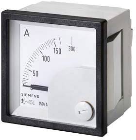 Analógový ampérmeter zobrazuje prúd v ampéroch až do 300. Prístroj má čierne lemovanie a bielu stupnicu s ručičkovým ukazovateľom.