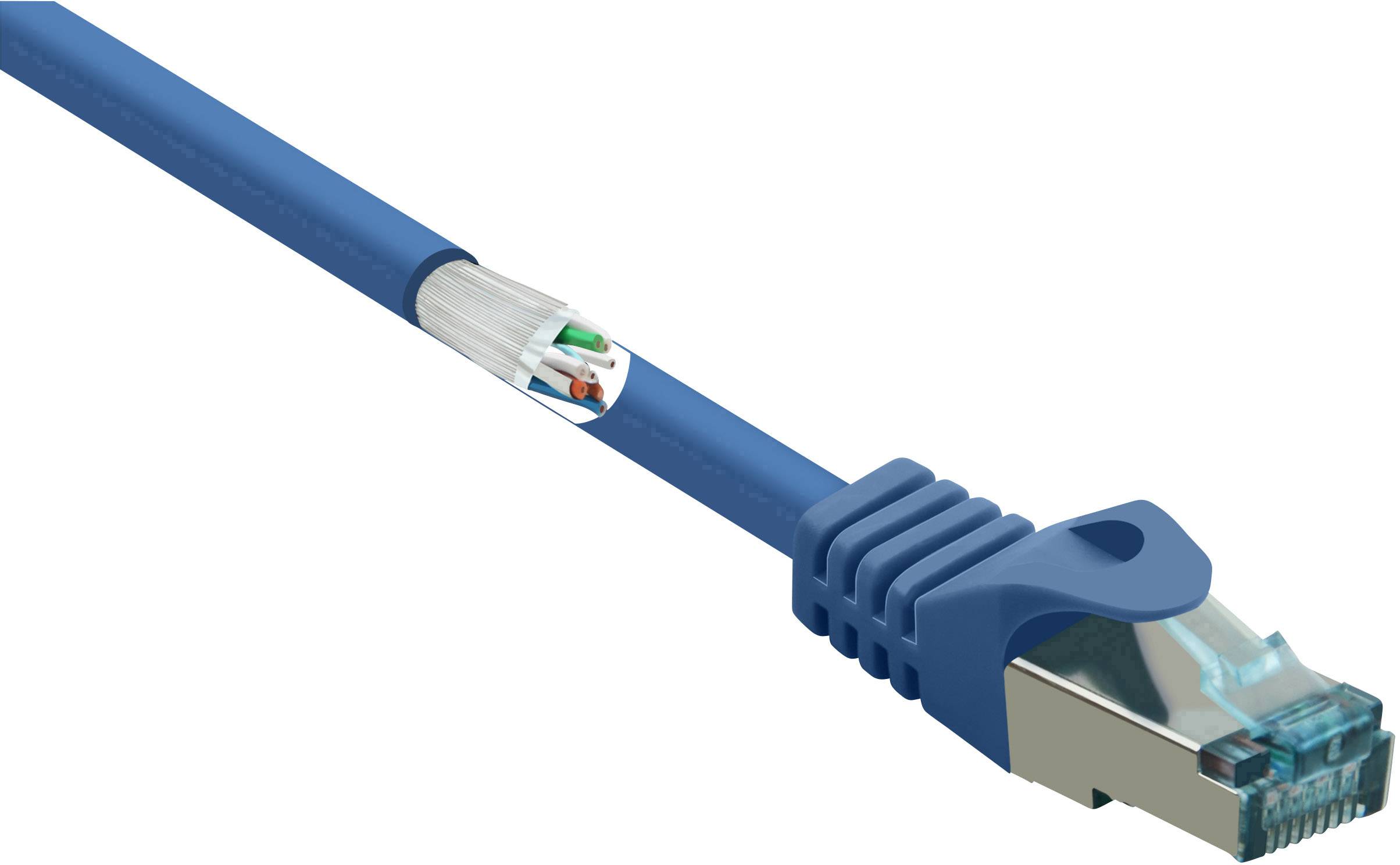 Modrý ethernetový kábel s konektorom RJ45, čiastočne odhalený plášť kábla so viditeľnými medenými drôtmi.