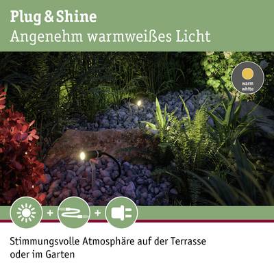 Osvetlená záhrada v noci pomocou teplých bielo-žltých Plug & Shine lámp. Text: 'Útulná atmosféra na terase alebo v záhrade'.