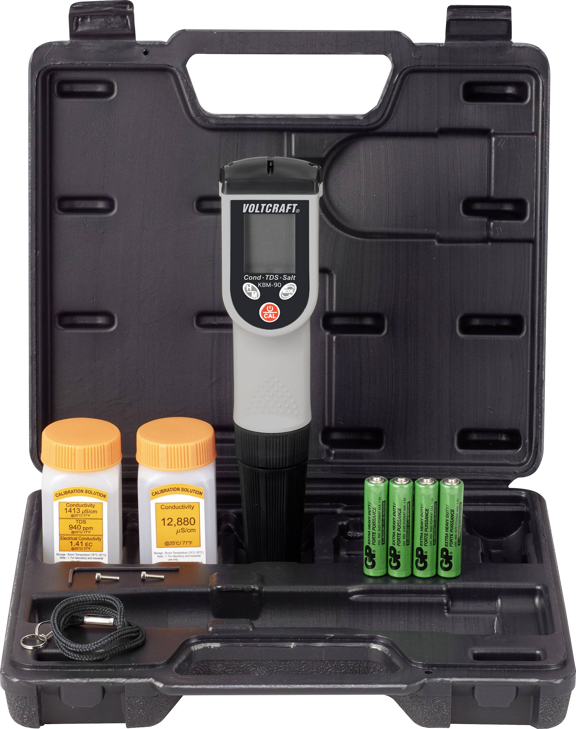 Digitálny pH meter v kufríku, vedľa dvoch fľaštičiek kalibračného roztoku a štyroch batérií AA.