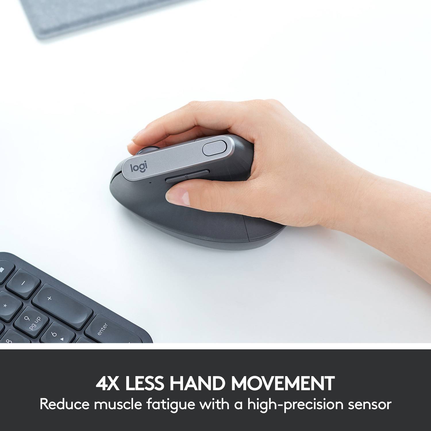 Ruka obsluhuje ergonomickú počítačovú myš. Pod ňou je text: '4-násobné zníženie požadovaných pohybov ruky'.