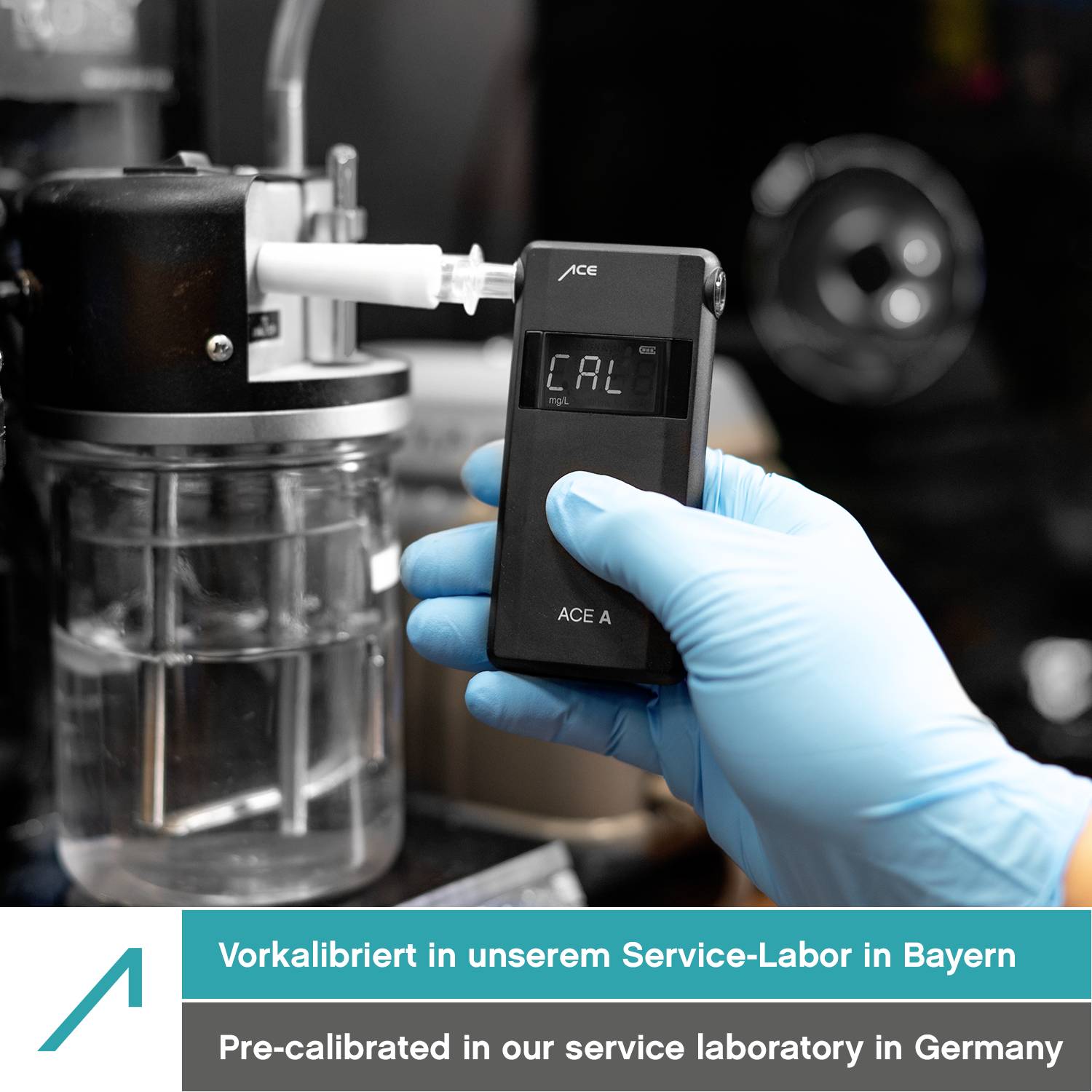 Rukavicou oblečená ruka drží kalibračné zariadenie pred laboratórnym prístrojom. Text: 'Vopred kalibrované v našom servisnom laboratóriu v Bavorsku'.