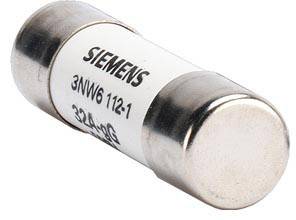Poistka Siemens, model 3NW6 112-1, je zobrazená. Valcovitý tvar, používaný najmä v elektrických aplikáciách.