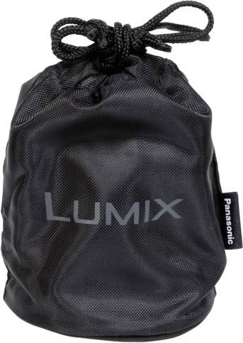 Čierny textilný vak s nápisom 'LUMIX' a bočným štítkom 'Panasonic'. Vak je stiahnutý a stojí vzpriamene.