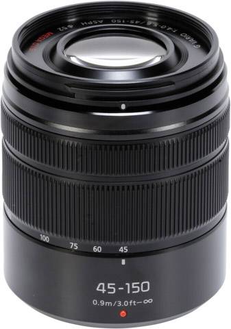 Čierny objektív fotoaparátu so zoomovacím a ostiacim prsteňom, s označením 45-150 mm a minimálnou ohniskovou vzdialenosťou 0,9 m.