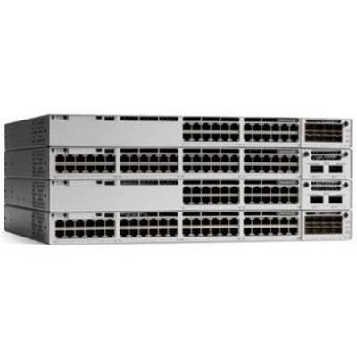 Štyri vrstvené sieťové prepínače s viacerými ethernetovými portami na prednej strane.