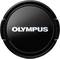 Čierny kryt objektívu s bielym logom 'OLYMPUS' uprostred.