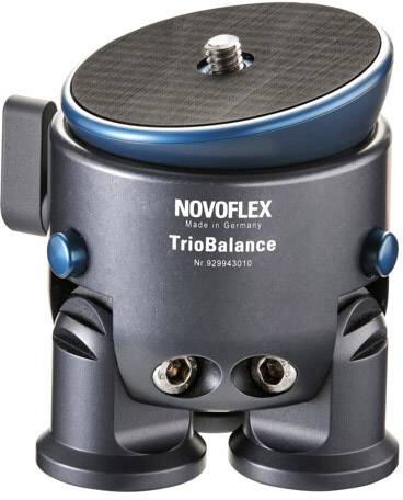 Statívová základňa TrioBalance od Novoflex, vyrobená v Nemecku, v modro-čiernom prevedení s nastavovacími gombíkmi.