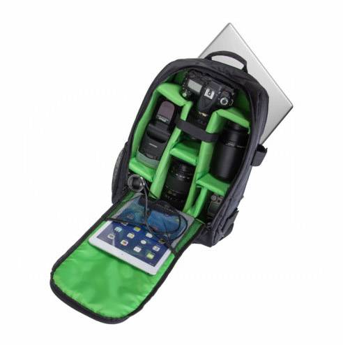 Fotografický batoh s polstrovanými priehradkami, ktoré sú naplnené fotoaparátom, objektívmi a príslušenstvom. V prednej chlopni je umiestnený tablet.