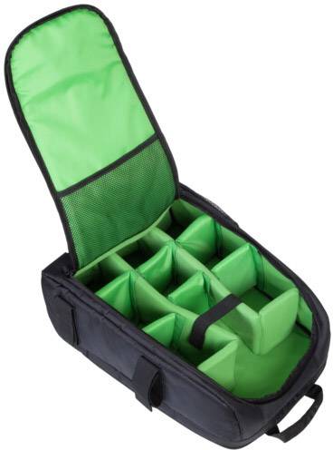 Fotobrašňa s otvoreným vekom, ktorá ukazuje nastaviteľné zelené vnútorné priehradky na bezpečné uloženie výbavy.