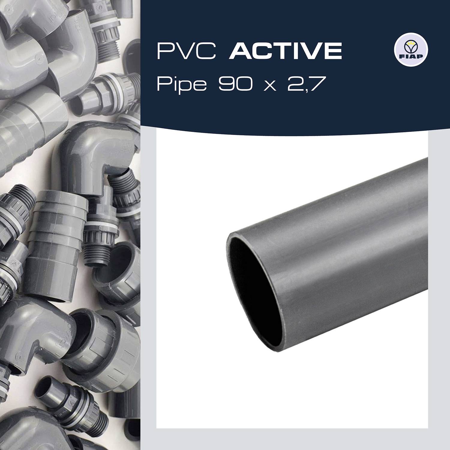 PVC-Active Trubka 90 x 2,7" zobrazuje sivý úsek PVC potrubia. Vľavo sa nachádzajú ďalšie sivé potrubné spoje.