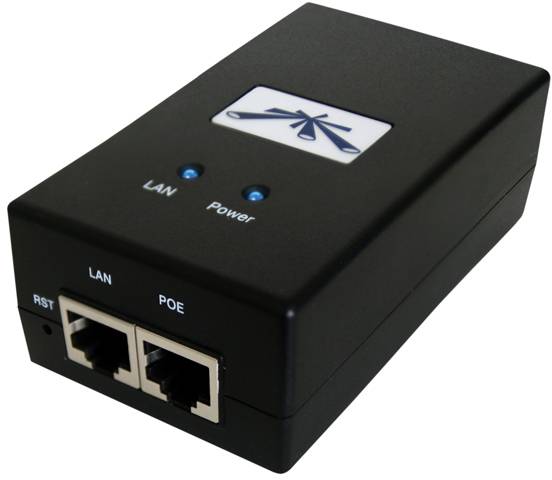 Čierny adaptér Power over Ethernet (PoE) s dvoma modrými indikátormi stavu, LAN a POE portami a resetovacím tlačidlom.