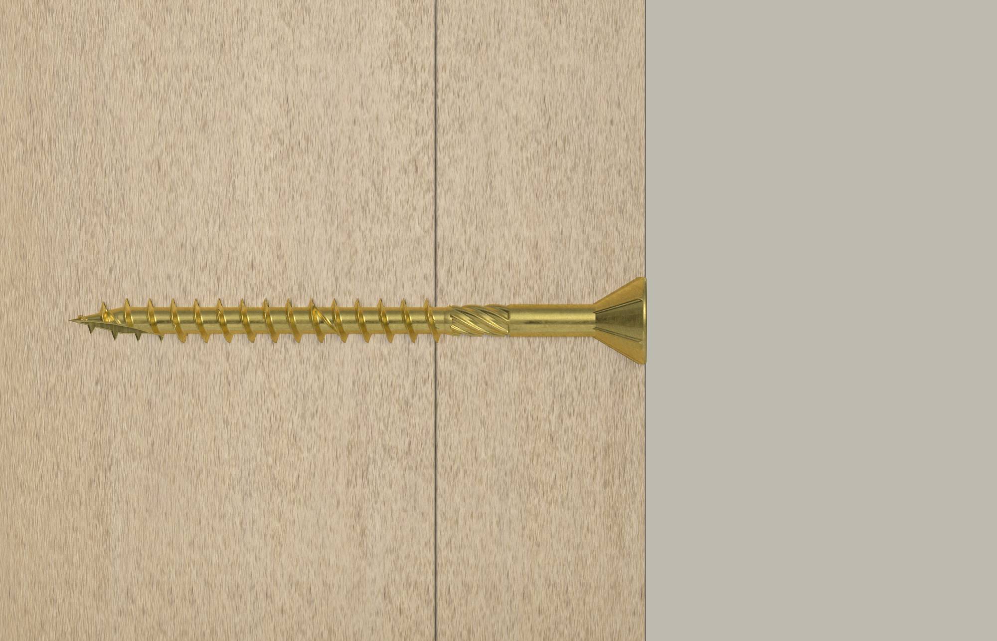 Detailný záber zlatistého drevného skrutka zavedeného horizontálne do svetlého drevného panelu, s hlavicou čiastočne viditeľnou na pravom okraji.