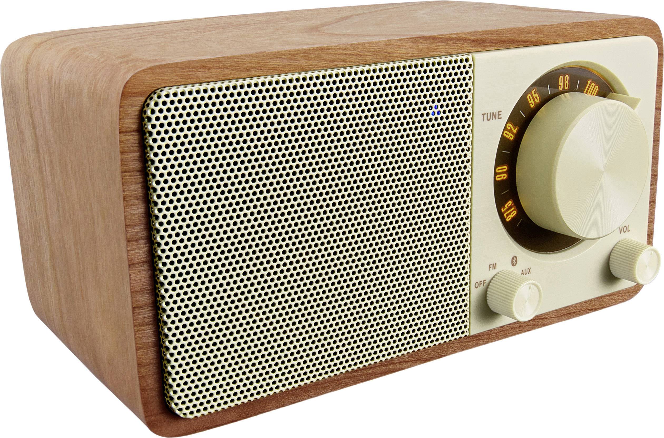 Retro rádio s dreveným obalom a krémovým predným panelom. Má veľký otočný gombík na výber stanice a menšie gombíky na nastavenie hlasitosti.