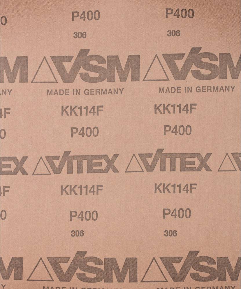 Brúsny papier s nápisom 'VSM', 'KK114F', 'P400' a 'MADE IN GERMANY'. Zobrazuje výrobné a produktové detaily.