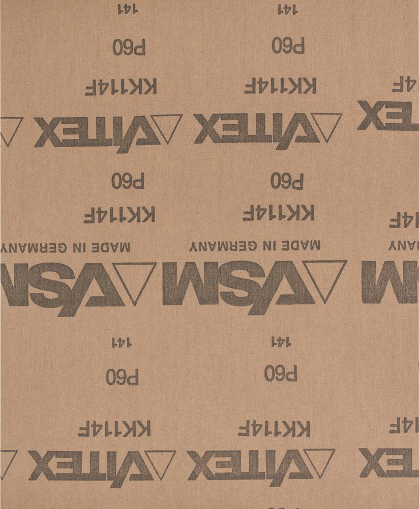 Obrázok zobrazuje pieskovo sfarbený brúsny papier s čiernou potlačou 'Made in Germany', 'VSM' a 'Kk114F P60'.