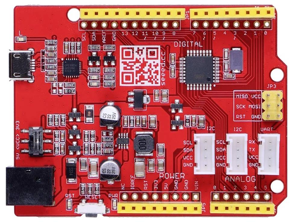 Červená elektronická doska plošných spojov s rôznymi konektormi a komponentmi, vrátane QR kódu a označení ako 'DIGITÁLNE' a 'ANALÓGOVÉ'.
