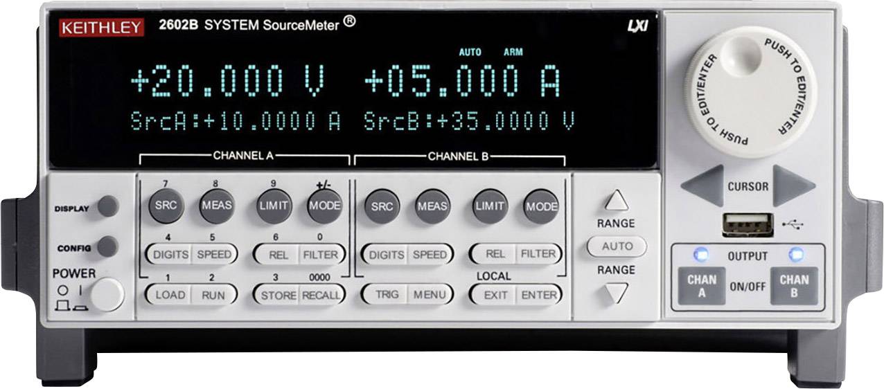 'Keithley 2602B' SourceMeter s digitálnym displejom. Zobrazuje '+20,000 V' a '+05,000 A'. Tlačidlá pre nastavenia a kanály sú viditeľné.