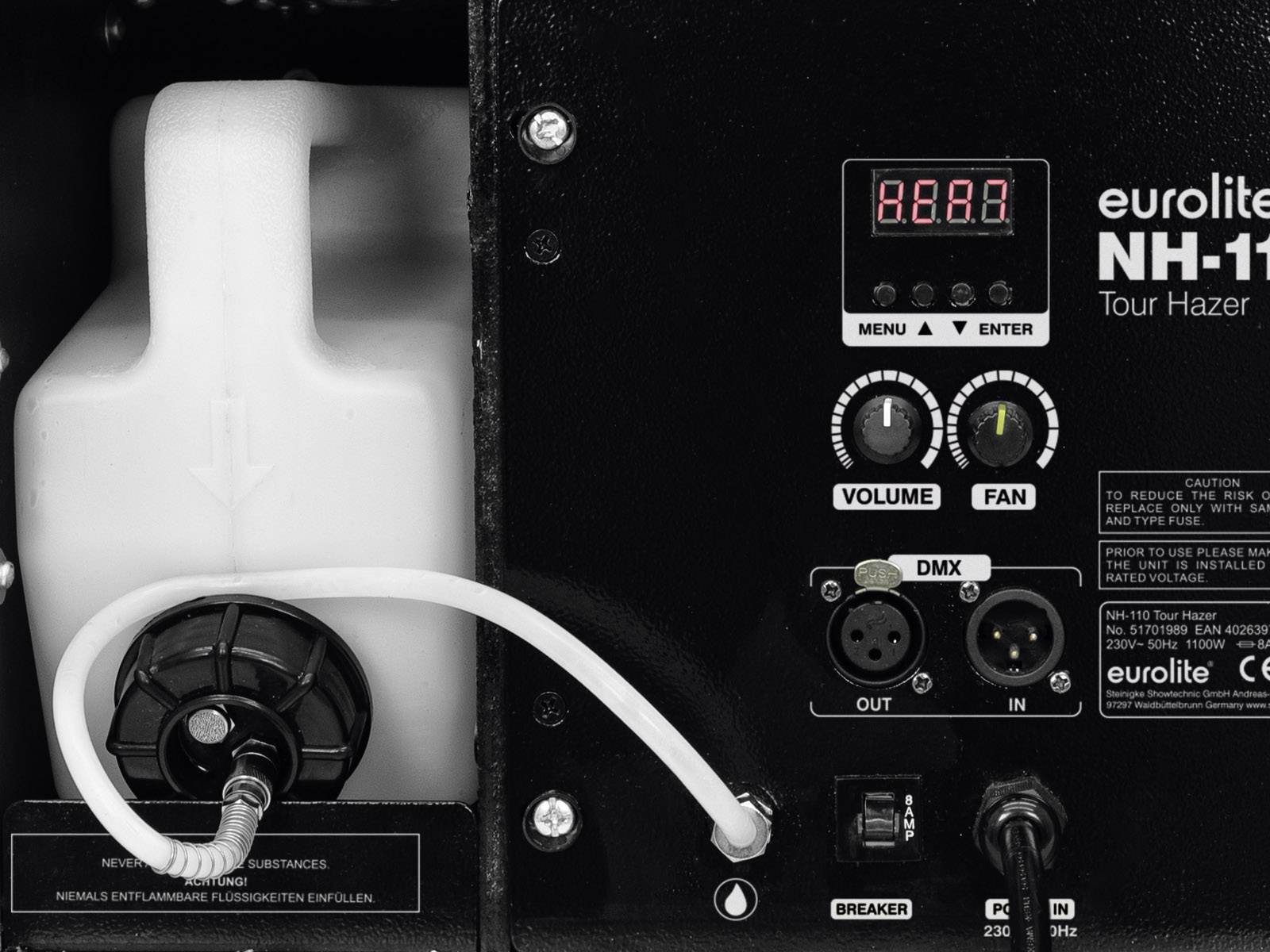 Eurolite NH-1 Tour Hazer, hmlovacia strojová jednotka s ovládacími tlačidlami pre hlasitosť, ventilátor a DMX konektory. Vľavo je nádrž na kvapalinu.