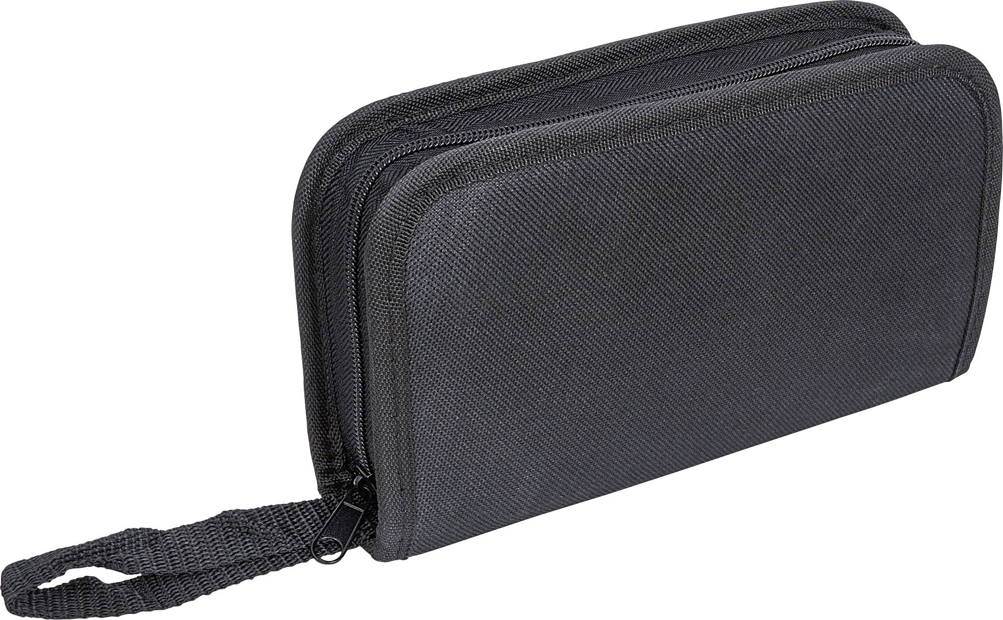 Čierna obdĺžniková cestovná taška z látky so zipsom, má rukoväť na ľavej strane.