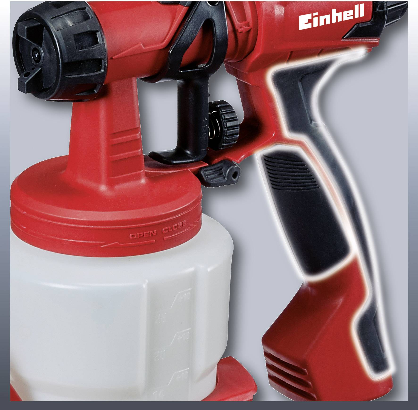 Pohľad zblízka na elektrický striekací systém Einhell. Zobrazuje červenú rukoväť a nádobu, vhodné pre presné lakovacie práce.