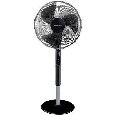 Stojanový ventilátor s tromi čiernymi listami, čiernou podstavou a digitálnym ovládacím panelom na stĺpiku.